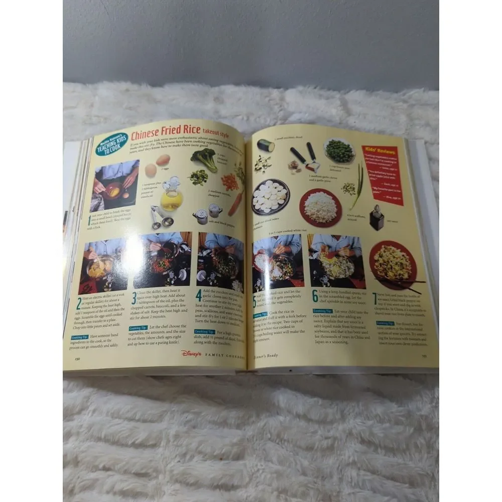 Disney's Family Cookbook: Irresistible Recipes for You and Your Kids/Deanna Cook